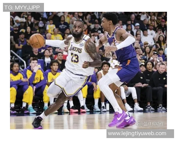 布克手感低迷却助攻频频半场仅得6分4失误展现团队配合 布克手感低迷却助攻频频半场仅得6分4失误展现团队配合