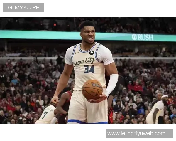 小里盛赞字母哥风度翩翩湖记调侃其在比赛用球管理上有所提升