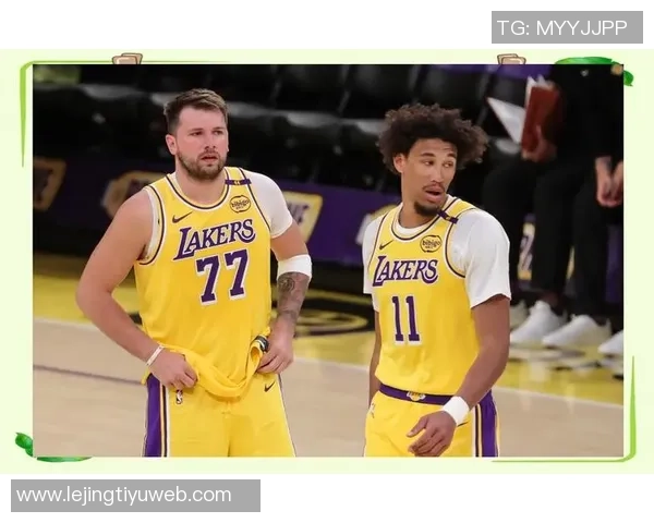 菲尔普斯现场观战湖人对阵太阳身穿布克签名鞋引关注 菲尔普斯现场观战湖人对阵太阳身穿布克签名鞋引关注