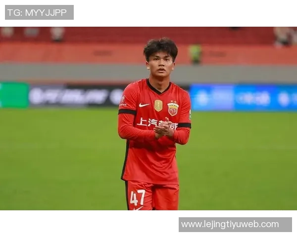 蒯纪闻赛后手臂缠绷带半场被换下愿无大碍引发球迷关心