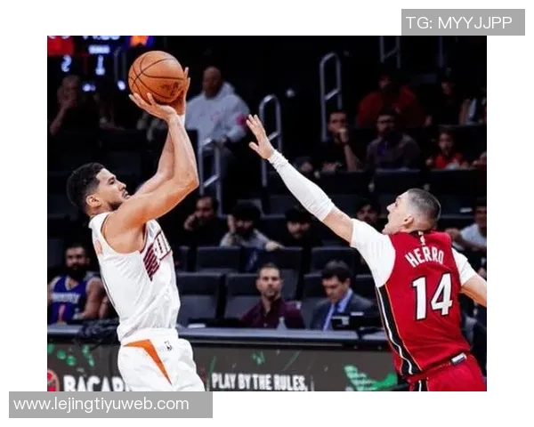 布克半场表现平平18分钟仅得10分3篮板6助攻正负值惨淡11 布克半场表现平平18分钟仅得10分3篮板6助攻正负值惨淡11