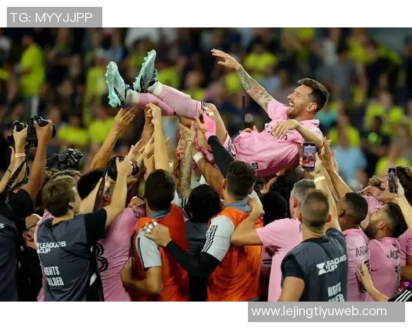 梅西续约成功贝克汉姆合影庆祝梦想继续追逐未来辉煌