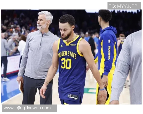 库里父子现场观战独行侠比赛克莱却在场外引发热议 库里父子现场观战独行侠比赛克莱却在场外引发热议